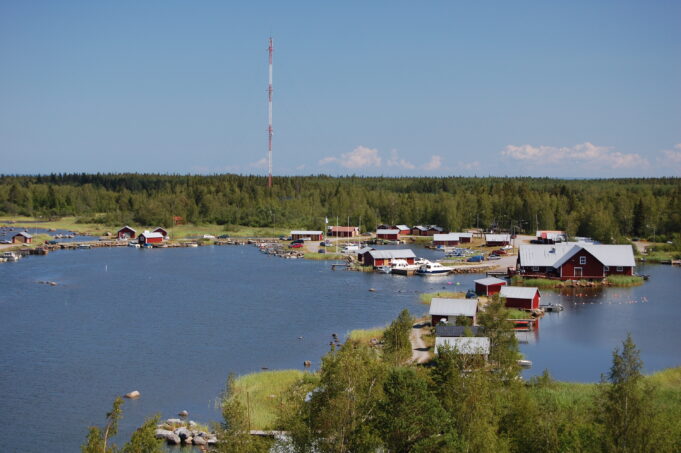 Många röda hus i skärgård. Monta punaista taloa saaristossa.