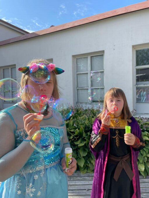 två flickor som blåser såpbubblor