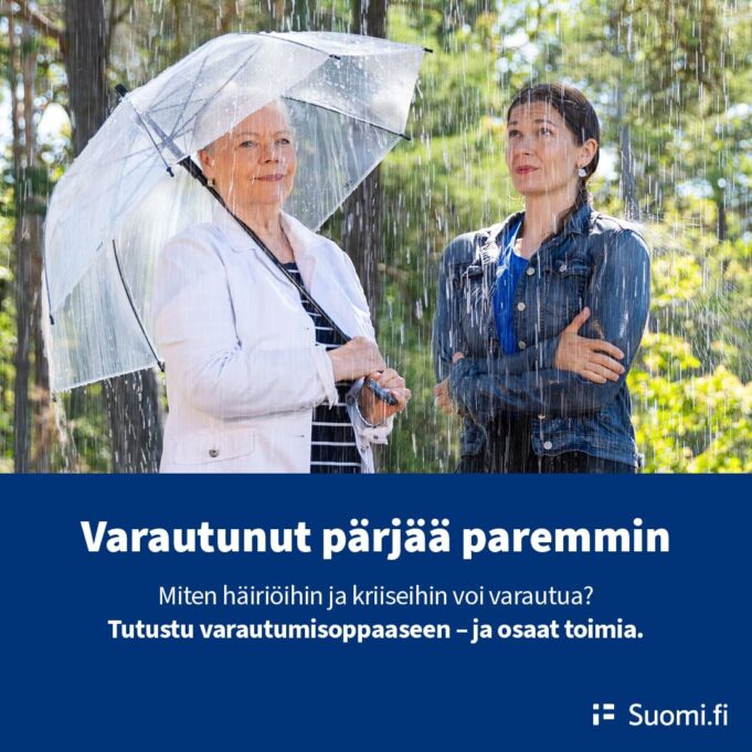 Kaksi naista sateessa. Vain yhdellä on sateenvarjo.