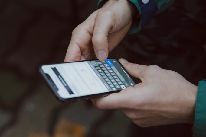 fingrar som skriver på telefonskärm