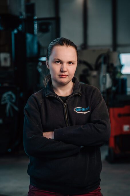 Porträtt av ung kvinna i svarta kläder