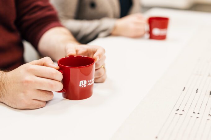 händer som håller i kaffekoppar
