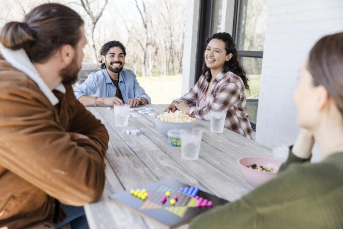 Neljä ihmistä istuvat pöydän ympärillä.